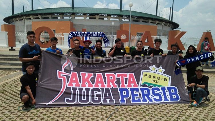 Fans Persib Bandung dari Jakarta berpose bersama di depan Stadion Pakansari. Copyright: &copy; Petrus Manus Da Yerimon/INDOSPORT
