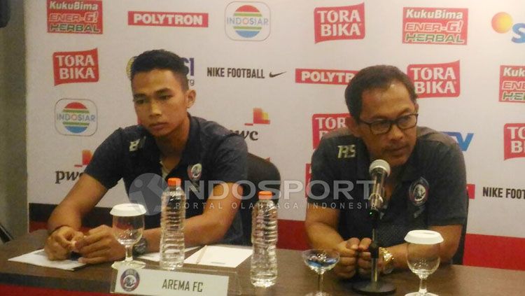 Pelatih Arema FC, Aji Santoso (kanan) dalam konferensi pers. Copyright: © Zainal Hasan/INDOSPORT