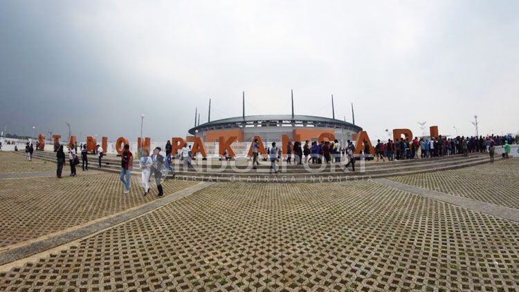 Situasi Stadion Pakansari. Copyright: © Petrus Manus Da Yerimon/INDOSPORT