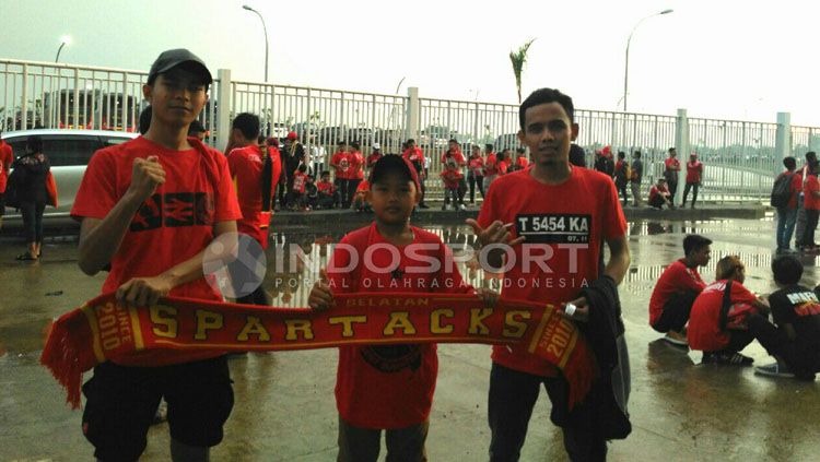 Fans Semen Padang. Copyright: &copy; Petrus Manus Da Yerimon/INDOSPORT