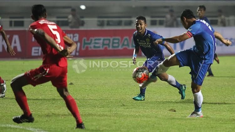 Atep saat mengeksekusi bola ke arah gawang Semen Padang. Copyright: © Herry Ibrahim/INDOSPORT