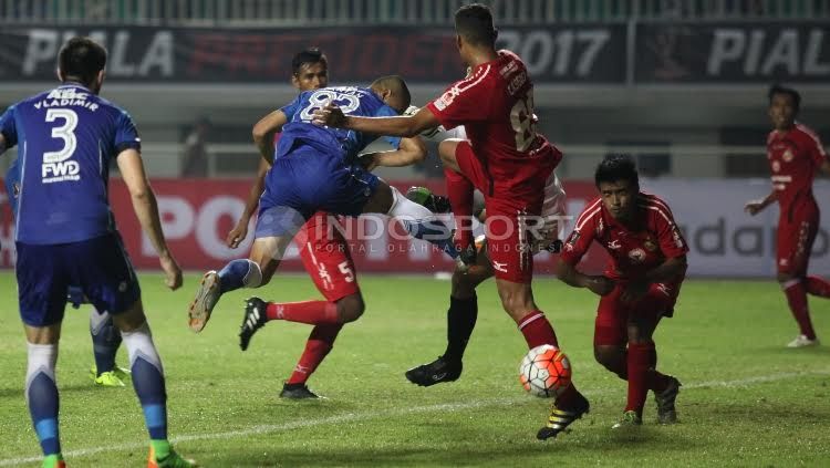Semen Padang saat berlaga melawan Persib Bandung di ajang Piala Presiden 2017. Copyright: © Herry Ibrahim/INDOSPORT