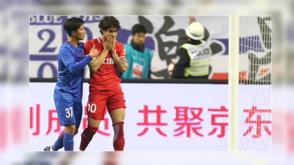 Alexandre Pato (kanan) dalam pertandingan di Chinese Super League (CSL). Copyright: © Marca