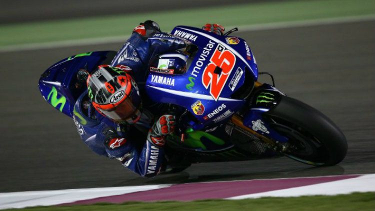 Maverick Vinales mengalami kecelakaan pada sesi latihan bebas kedua MotoGP Qatar. Copyright: © Twitter/@crash_motogp