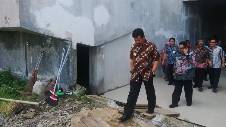 Gubernur Sulawesi Selatan, Syahrul Yasin Limpo saat meninjau pembangunan Stadion Barombong. Copyright: © INDOSPORT/Muhammad Nur Basri