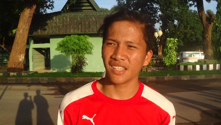 Daus Kotulus, pemain seleksi Timnas U-19 yang sekampung dengan Firman Utina. Copyright: &copy; INDOSPORT/Muhammad Nur Basri