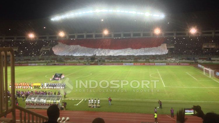 Spanduk Merah Putih raksasa diiringi lagi Indonesia Raya di Stadion Pakansaari, Bogor. Copyright: &copy; Muhammad Adiyaksa/INDOSPORT