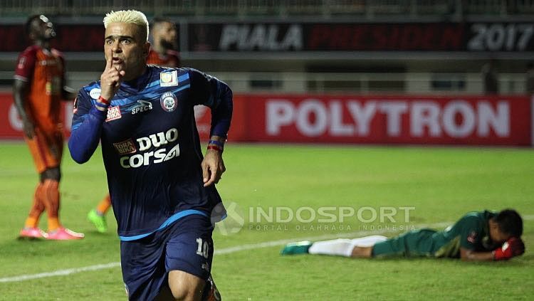 Selebrasi Cristian Gonzales. Copyright: © Herry Ibrahim/INDOSPORT