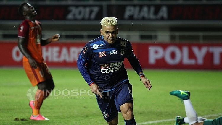 Cristian Gonzales melakukan selebrasi usai membobol gawang Pusamania Borneo FC. Copyright: © Herry Ibrahim/INDOSPORT