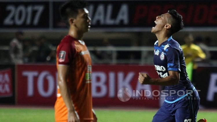 Selebrasi Hanif Abdurrauf Sjahbandi usai mencetak gol ke gawang PBFC. Copyright: © Herry Ibrahim/INDOSPORT