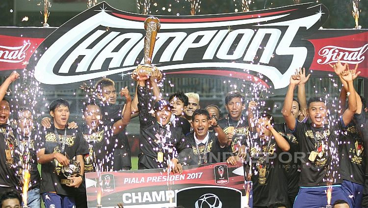 Perayaan gelar juara Piala Presiden 2017 oleh Arema FC. Copyright: © INDOSPORT/Herry Ibrahim.
