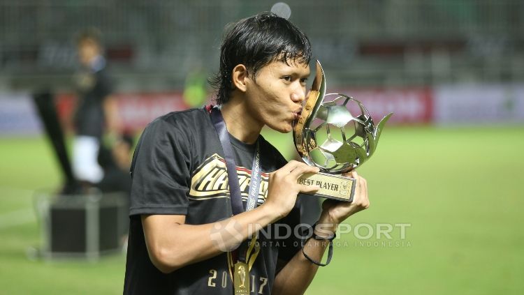 Adam Alis meraih gelar pemain terbaik Piala Presiden 2017. Copyright: © INDOSPORT/Herry Ibrahim.