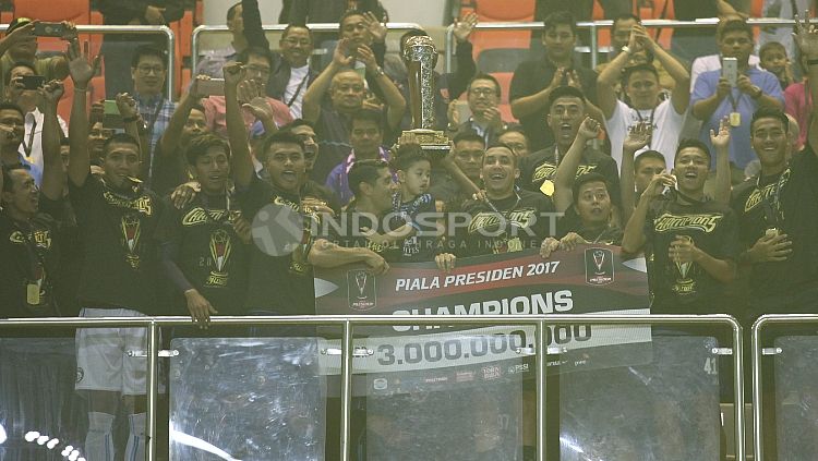 Arema FC merayakan gelar juara Piala Presiden 2017. Copyright: © INDOSPORT/Herry Ibrahim.