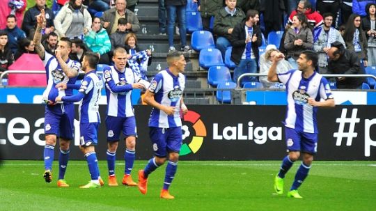 Selebrasi para pemain Deportivo La Coruna usai mendapatkan gol atas Barcelona. Copyright: © Moncho Fuentes/Anadolu Agency/Getty Images