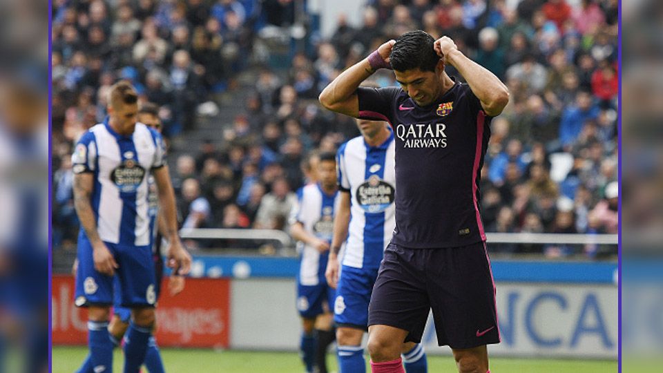 Ekspresi kekecewaan dari penyerang Barcelona, Luis Suarez. Copyright: © Octavio Passos/Getty Images