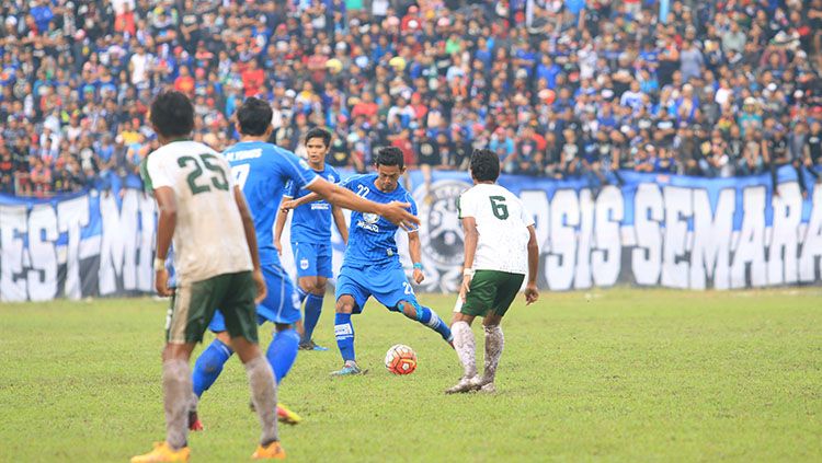 Persebaya Surabaya menyerah dari PSIS Semarang dalam laga uji coba di Stadion Jatidiri. Copyright: © Ghozi El Fitra/INDOSPORT.