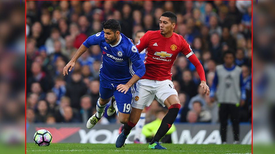 Bek Man United, Chris Smalling (kanan) saat menjaga pergerakan dari striker Chelsea, Diego Costa. Copyright: &copy; Mike Hewitt/Getty Images