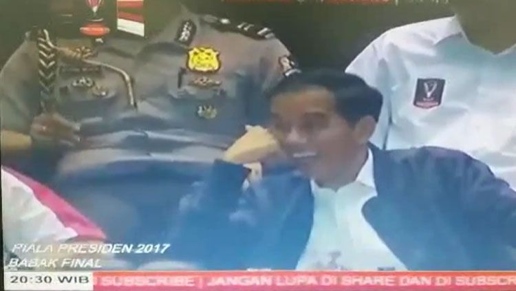Presiden Joko Widodo terlihat tertawa lepas saat menyaksikan laga final Piala Presiden 2017. Copyright: © Roti Tv