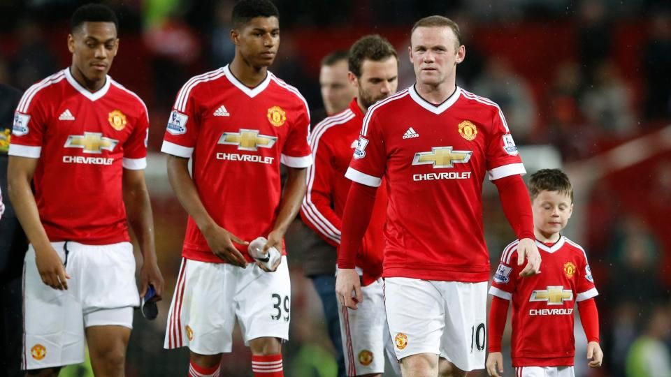 Martial (kiri), Rashford (kedua kiri) dan Wayne Rooney (depan kanan). Copyright: © thesun