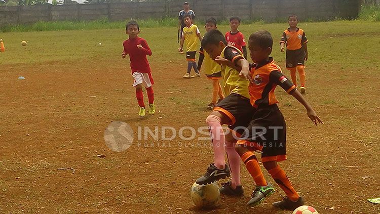 SSB Garuda Muda Soccer Academy jalani latihan di Stadion Perigi Lama. Copyright: © Devi Novitasari/INDOSPORT