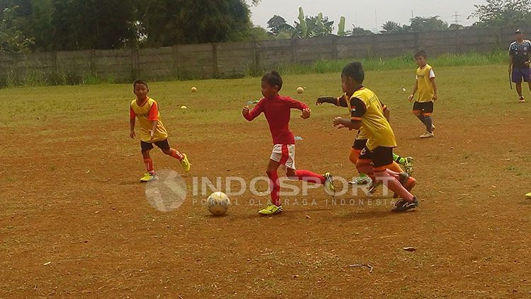 SSB Garuda Muda Soccer Academy jalani latihan di Stadion Perigi Lama. Copyright: © Devi Novitasari/INDOSPORT