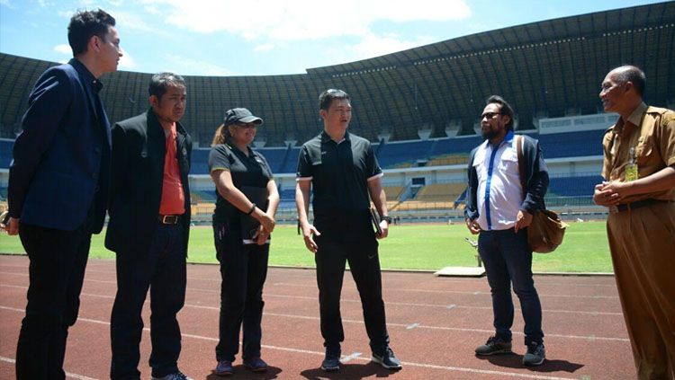 Perwakilan AFC, Xiao Long Deng dan Bawanie Thoraraju saat meninjau Stadion GBLA. Copyright: © Muhammad Ginanjar/INDOSPORT.