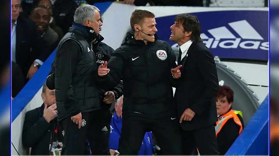 Pelatih Manchester United, Jose Mourinho terlihat bersitegang dengan pelatih Chelsea, Antonio Conte. Copyright: © Catherine Ivil/GettyImages