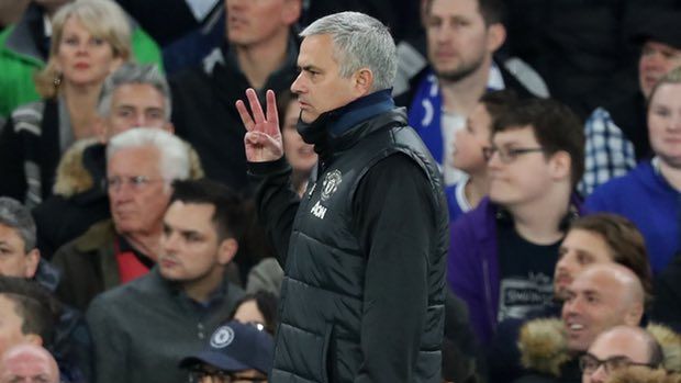 Mourinho mengacungkan tiga jarinya kala diejek oleh fans Chelsea. Copyright: © theguardian