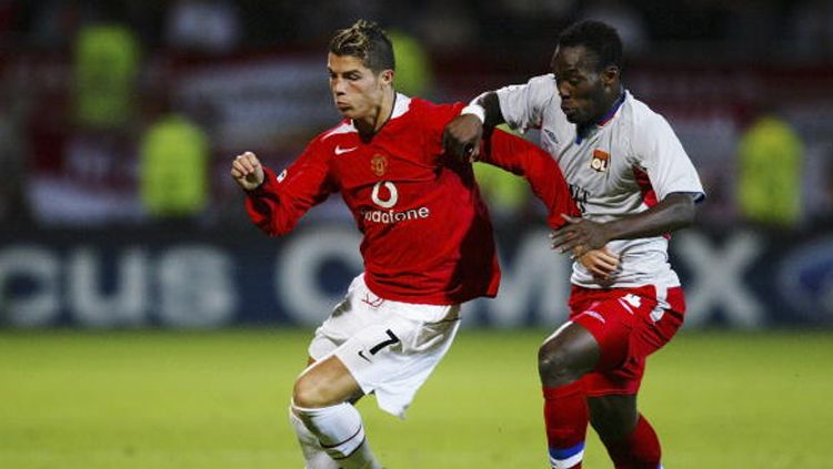 Essien berusaha merebut bola dari kaki Cristiano Ronaldo. Copyright: &copy; Christopher Lee/Getty Images