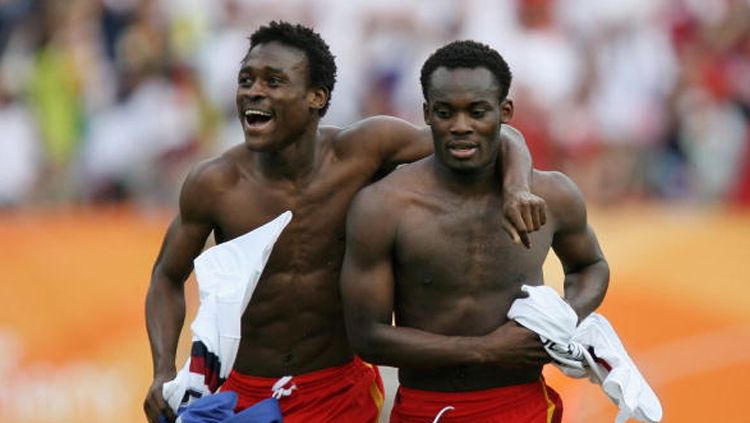 Michael Essien dan Derek Boateng merayakan keberhasilan Ghana mengalahkan Tim Nasional Amerika Serikat di Piala Dunia 2006 Jerman. Copyright: © Stu Forster/Getty Images