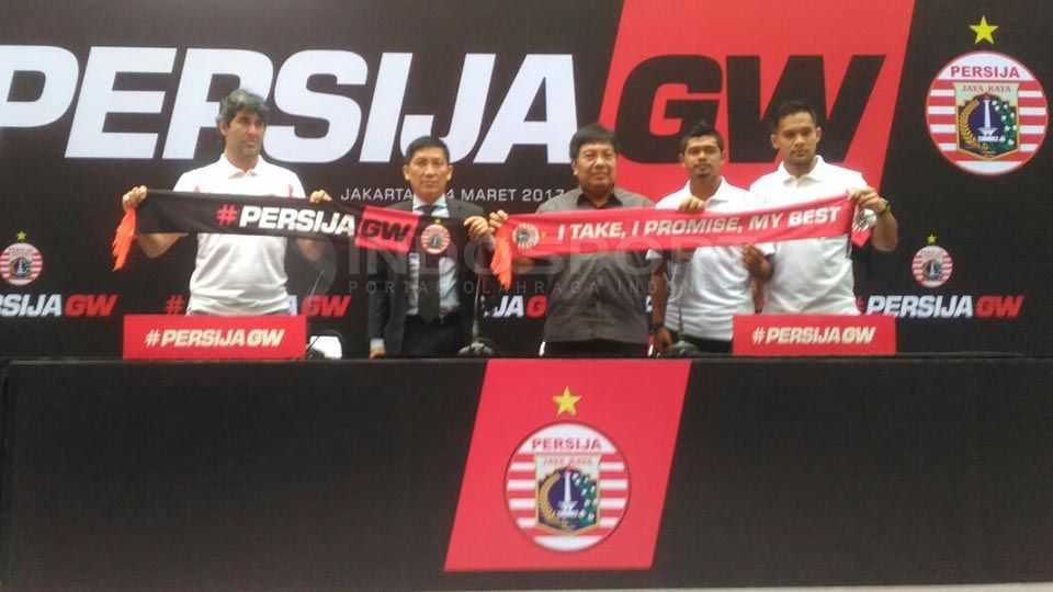 Direktur Persija Jakarta, Gede Widiade (tengah) saat diperkenalkan sebagai investor baru Persija. Copyright: &copy; Zainal Hasan/Indosport