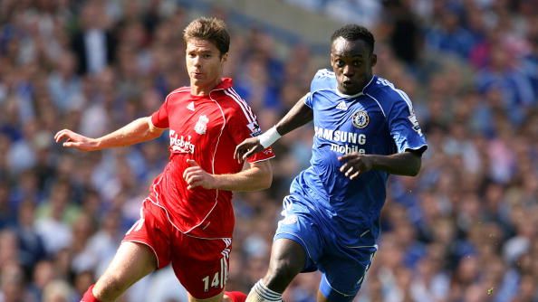 Bintang Liverpool, Xabi Alonso (kiri), saat berduel dengan Michael Essien.  Copyright: © Darren Walsh/Getty Images