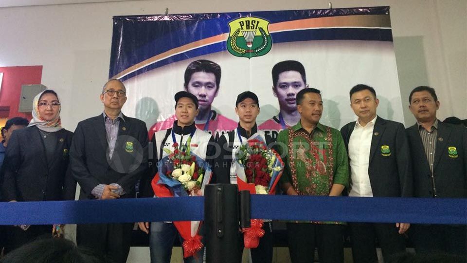 Menpora Imam Nahrawi ikut menyambut kedatangan Kevin/Marcus sepulang dari All England. Copyright: © Lanjar Wiratri/Indosport