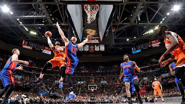 Pemain Detroit Pistons menghalau LeBron James yang akan memasukkan bola ke dalam jaring. Copyright: © David Liam Kyle/NBAE via Getty Imag