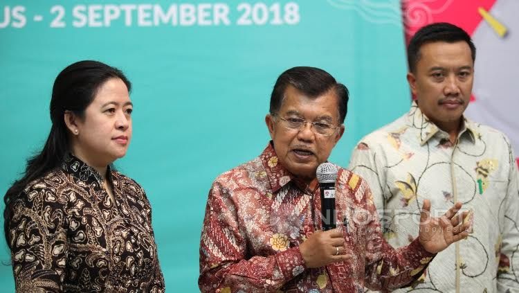 Wakil Presiden, Jusuf Kalla, (tengah) saat berbicara dalam jumpa pers usai rapat Asian Games 2018. Copyright: © Herry Ibrahim/INDOSPORT