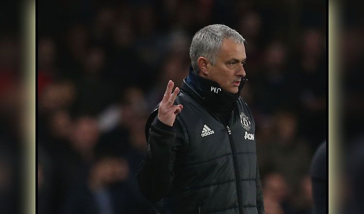 Jose Mourinho memperlihatkan tiga jari ke arah fans Chelsea. Copyright: © Matthew Peters/Man Utd/Getty Images