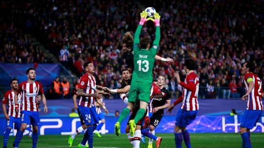 Kiper Atletico Madrid, Jan Oblak saat menyelamatkan gawangnya dari serangan para pemain Bayer Leverkusen. Copyright: © Gonzalo Arroyo Moreno/Getty Images