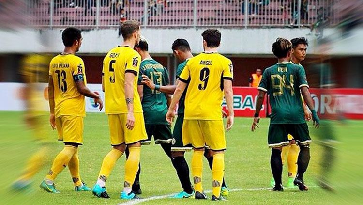 Para pemain Mitra Kukar saat hadapi PSS Sleman di ajang Piala Presiden 2017. Copyright: &copy; INDOSPORT