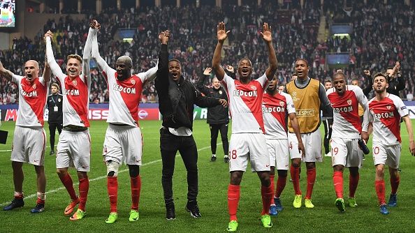 Skuat AS Monaco merayakan kemenangan ke tribun penonton. Copyright: © Anadolu Agency/Getty Images