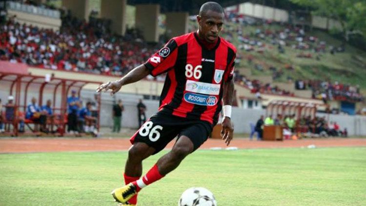 Boas Solossa saat berseragam Persipura Jayapura. Copyright: © Internet