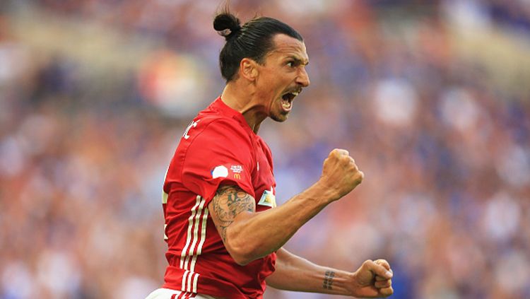 Zlatan Ibrahimovic melakukan selebrasi usai cetak gol. Copyright: © Ben Hoskins/Getty Images