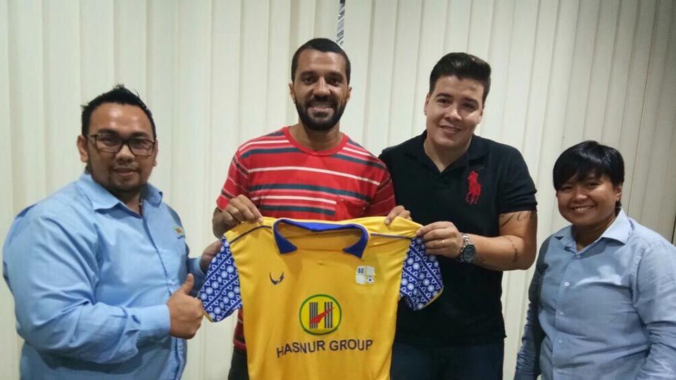 Thiago Cunha (tengah) saat diperkenalkan menjadi rekrutan anyar Barito Putera. Copyright: © Twitter @PSBaritoPutera