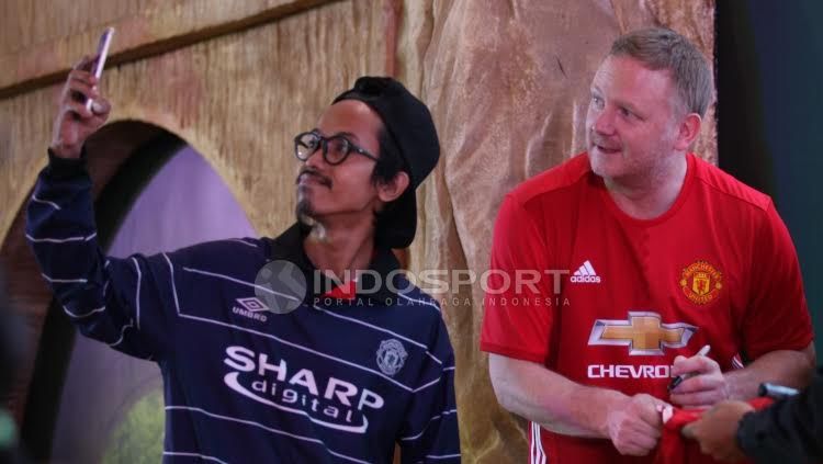 Salah seorang fans melakukan selfie dengan David May. Copyright: &copy; Herry Ibrahim/INDOSPORT