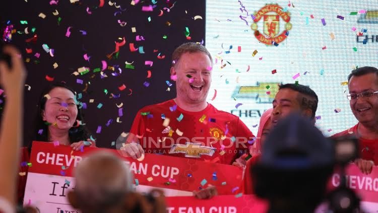 Keseruan foto bersama usai acara meet and greet dengan David May dan Denis Irwin. Copyright: © Herry Ibrahim/INDOSPORT