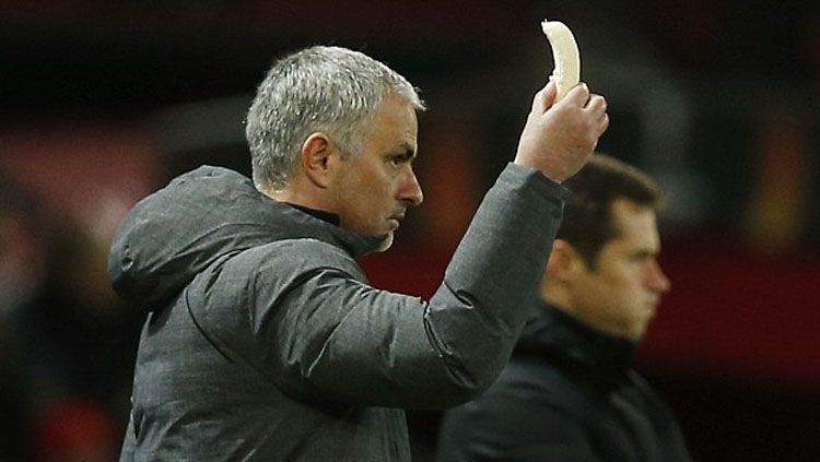 Jose Mourinho menunjukkan pisang. Copyright: &copy; Reuters