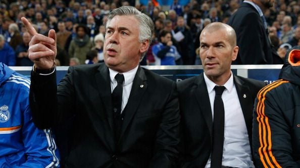 Carlo Ancelotti (kiri) dan Zinedine Zidane (kanan) saat masih bersama di Real Madrid. Copyright: © Boris Streubel/Getty Image