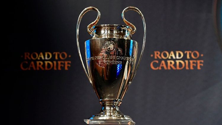Trofi Liga Champions saat dipamerkan di drawing 8 besar. Copyright: © FABRICE COFFRINI/AFP/Getty Images
