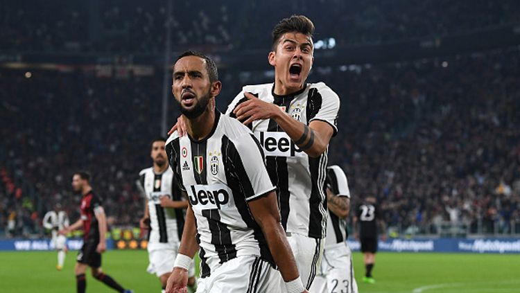 Mehdi Benatia merayakan gol yang ia cetak ke gawang AC Milan bersama Paulo Dybala. Copyright: © Valerio Pennicino/Getty Images