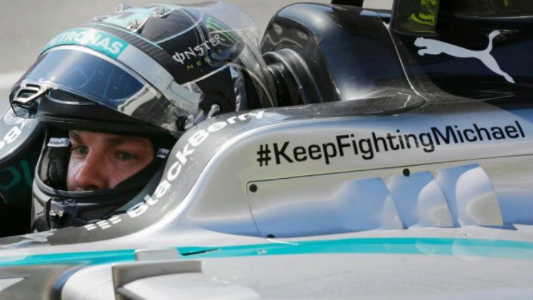 Nico Rosberg mengendarai mobil dengan stiker penghormatan untuk Michael Schumacher. Copyright: © Reuters