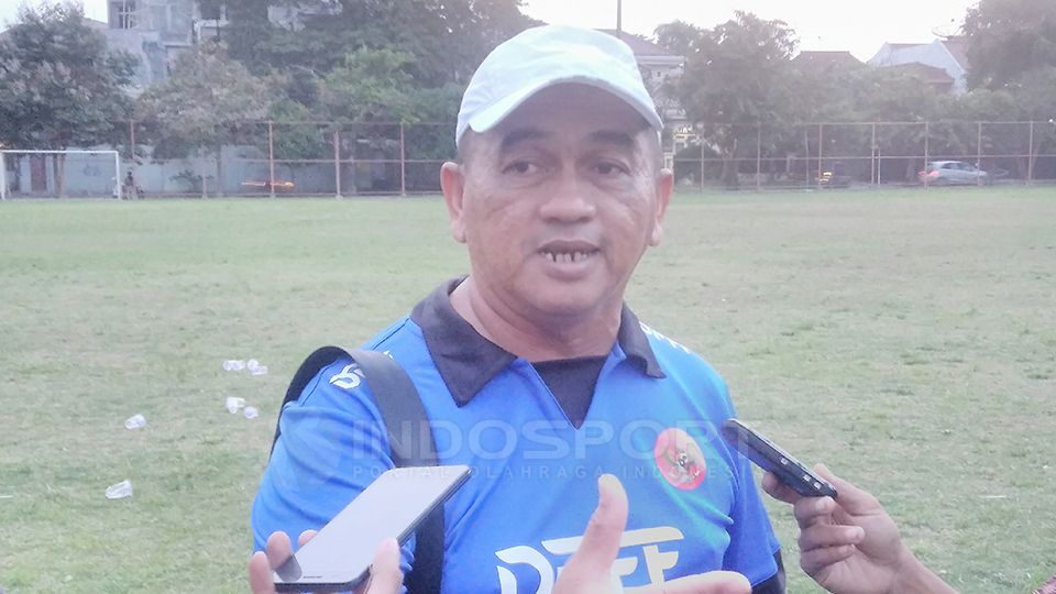 Raja Isa didapuk menjadi pelatih MTR saat beruji coba melawan Persik Kediri. Copyright: © Ian Setiawan/Indosport